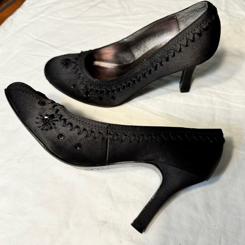 Sold Vintage Unlisted Black Satin Embellished Round Toe Heels Size 7 Women’s Y2K - Picture 6 of 8